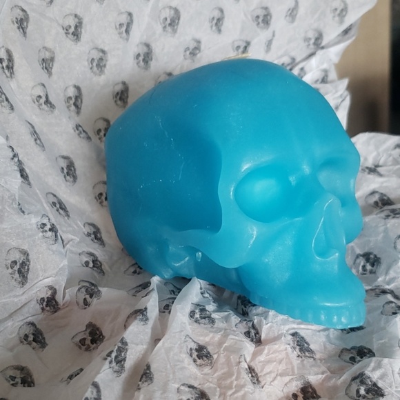 D & L co. Memento Mori Medium skull candle - Picture 5 of 5